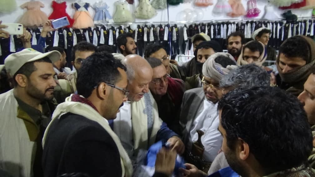 عضو المجلس السياسي الأعلى محمد علي الحوثي يفتتح معارض كسوة العيد للفقراء في إب